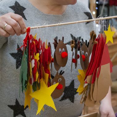 20191128 Weihnachtsbaum schmuecken Kindergarten DasNest 2 72dpi