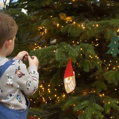 20191128 Weihnachtsbaum schmuecken Kindergarten DasNest 6 72dpi