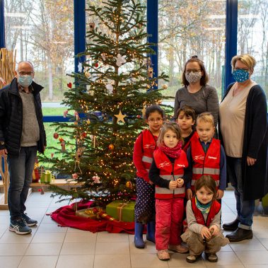 Gruppenbild Weihnachtsbaum Kindergarten Familienzentrum Augustfehn