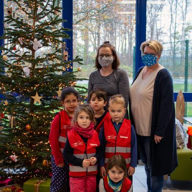 Gruppenbild Weihnachtsbaum Kindergarten Familienzentrum Augustfehn ll
