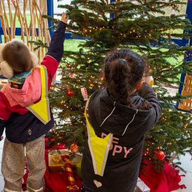 Weihnachtsbaum schmuecken
