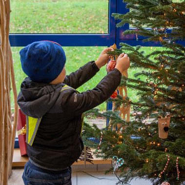 Weihnachtsbaum schmuecken 2