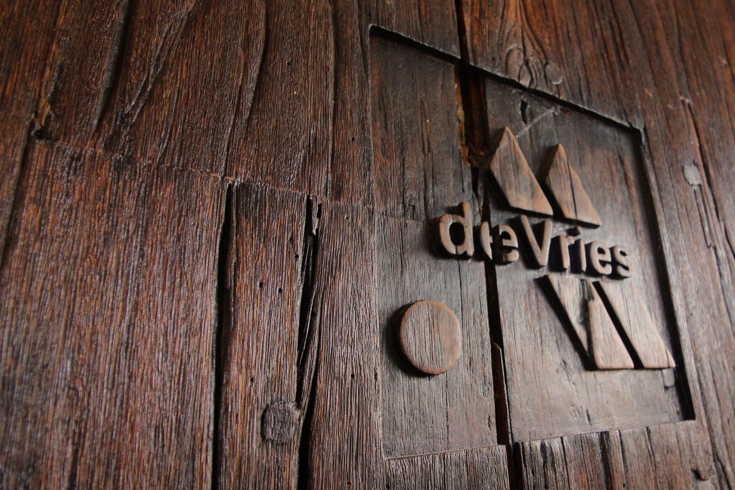deVries Logo