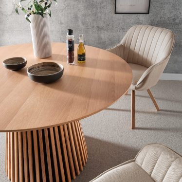 BL63054 S BL60210 BL62013 Oria Diningtable rund 120cm Diningsesessel Matera beige m scaled